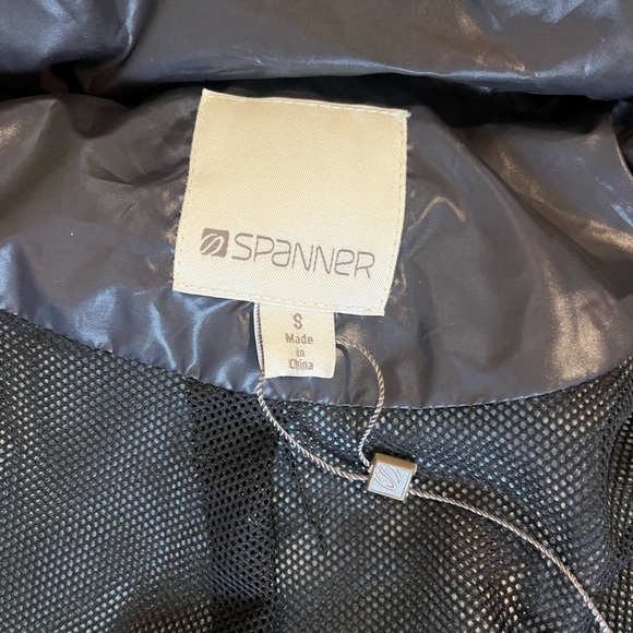 Spanner size small flower print wind breaker - Picture 4 of 7